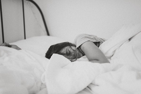 woman sleeping trying to adjust to spring forward | The Peaceful Sleeper 