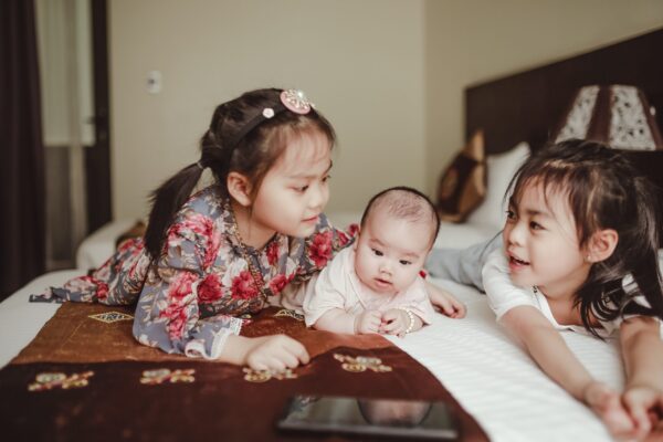 Siblings with newborn |The Peaceful Sleeper